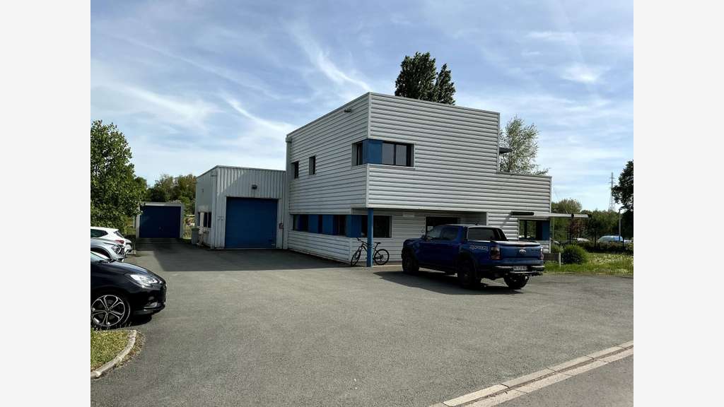 Local 300m² sur 1213m² de terrain en ZC à Lure