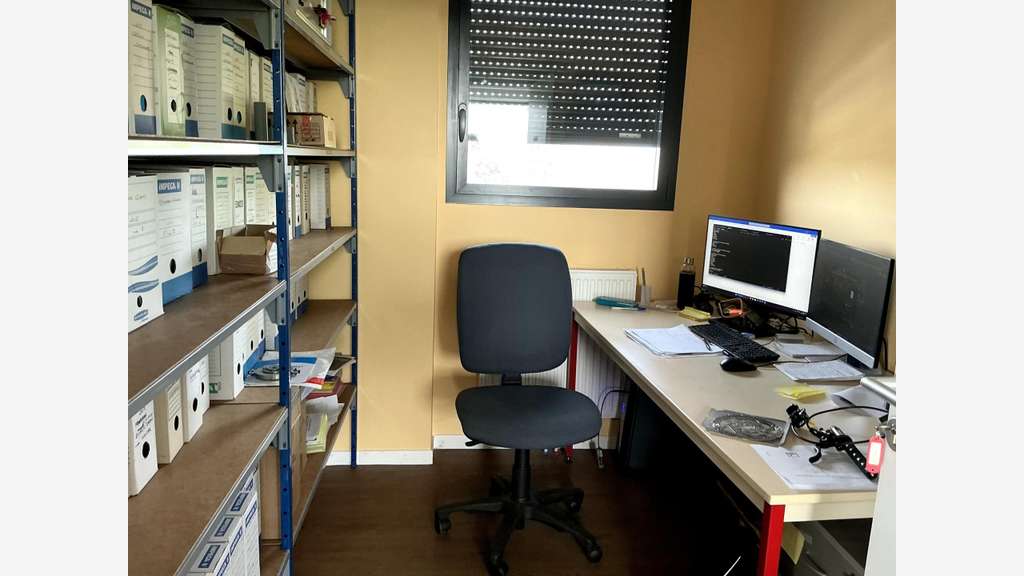 Local 300m² sur 1213m² de terrain en ZC à Lure