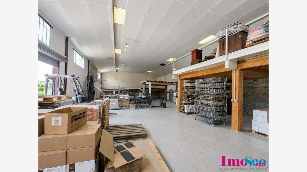 A louer local commercial de 400m² à Lussac centre