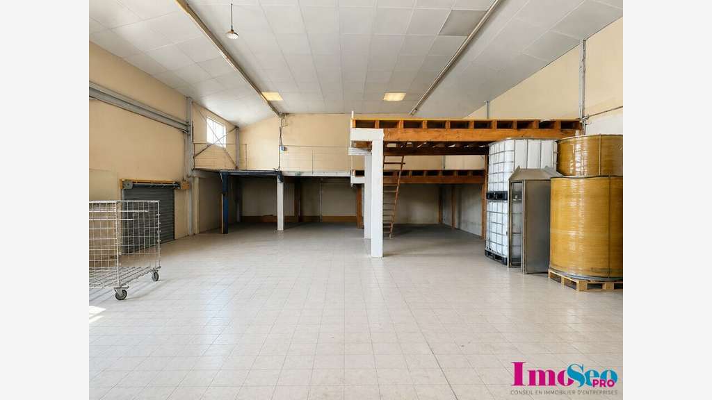 A louer local commercial de 400m² à Lussac centre