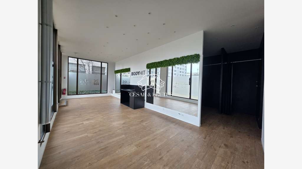 A louer local commercial 115m² à Lyon 2 Confluence