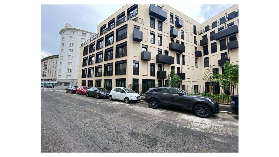 A louer local brut de béton 310m²+annexe Part-Dieu