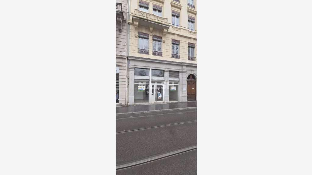 A louer local commercial 90m² à Lyon 3e Part-Dieu