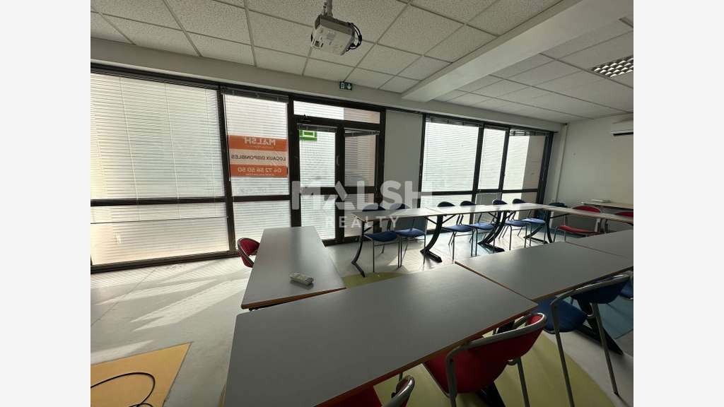 Local à louer 378m² à Lyon 3e métro Place Guichard