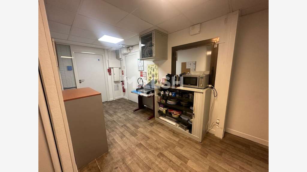 Local à louer 378m² à Lyon 3e métro Place Guichard