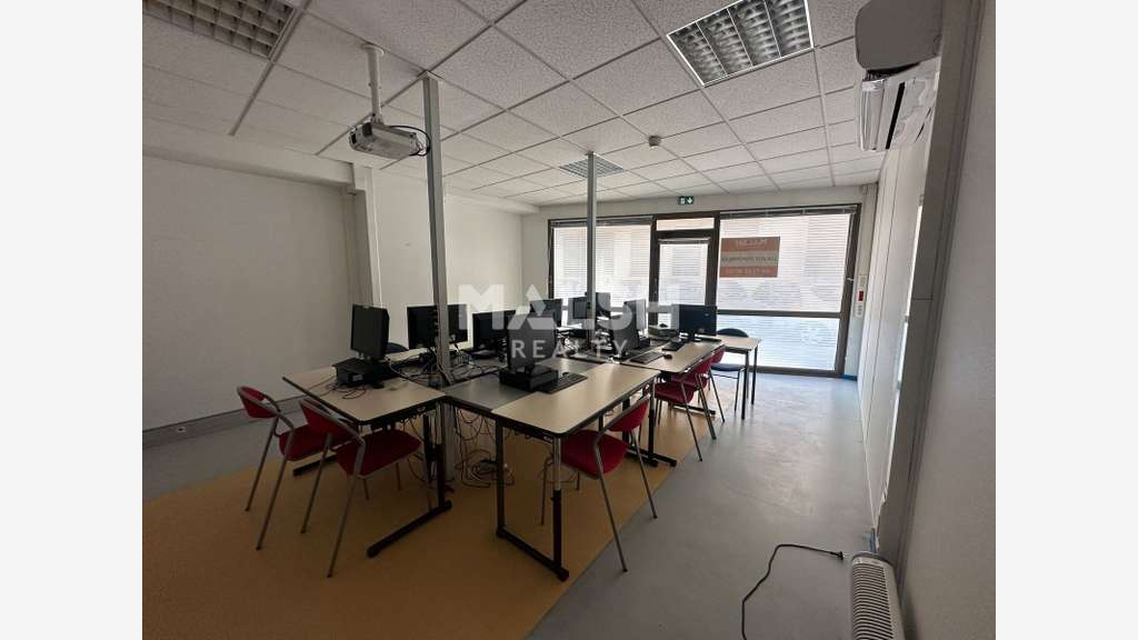 Local à louer 378m² à Lyon 3e métro Place Guichard