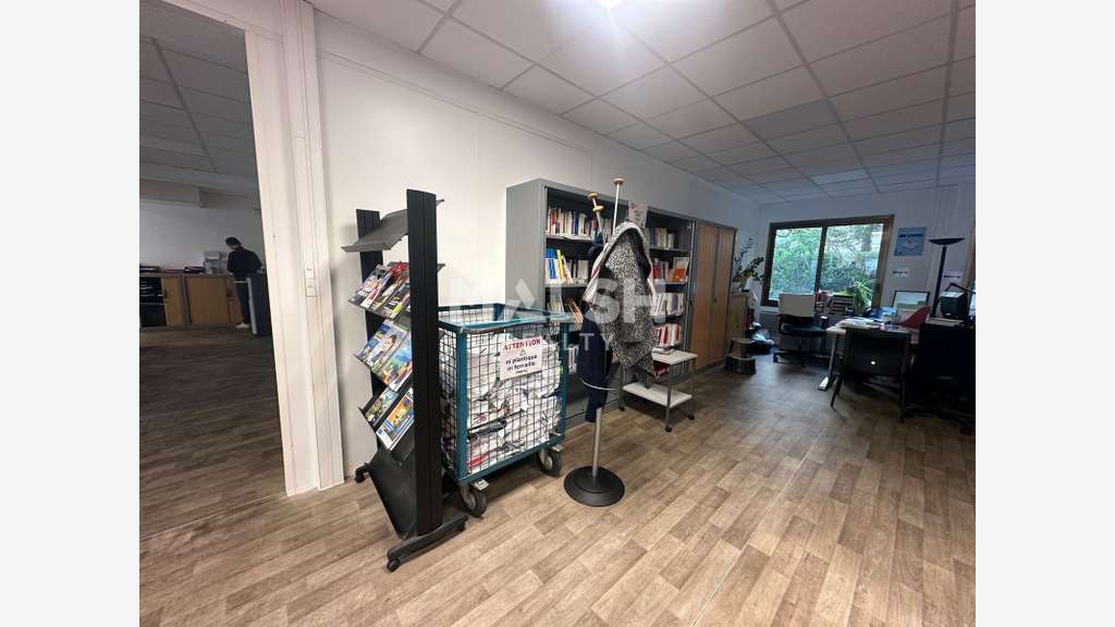 Local à louer 378m² à Lyon 3e métro Place Guichard