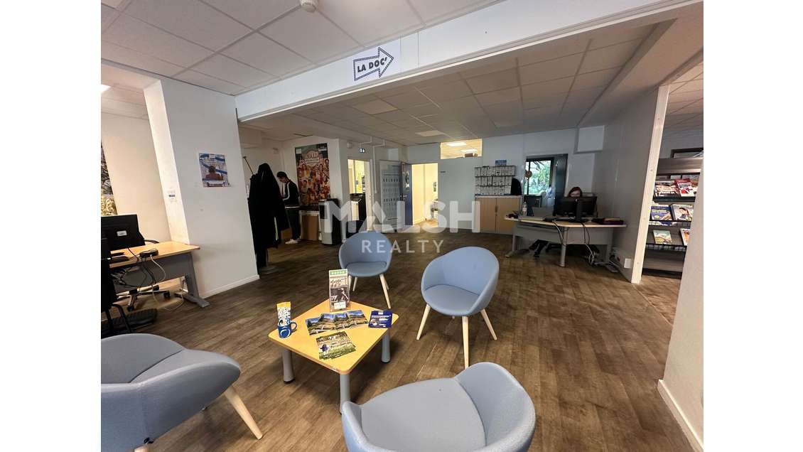 Local à louer 378m² à Lyon 3e métro Place Guichard