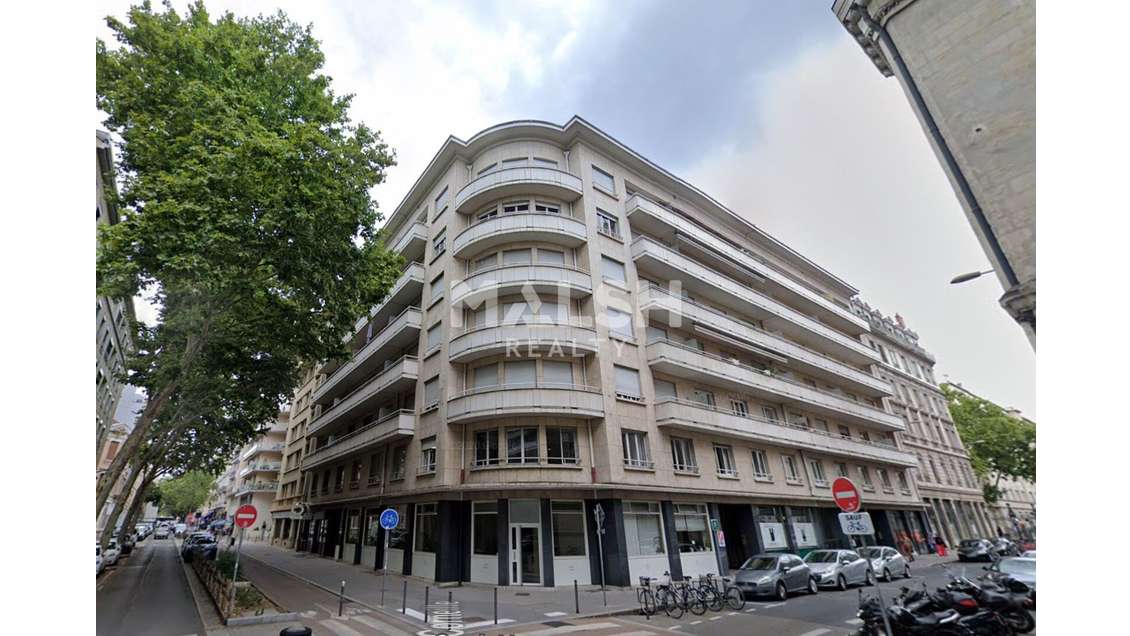 Local à louer 378m² à Lyon 3e métro Place Guichard