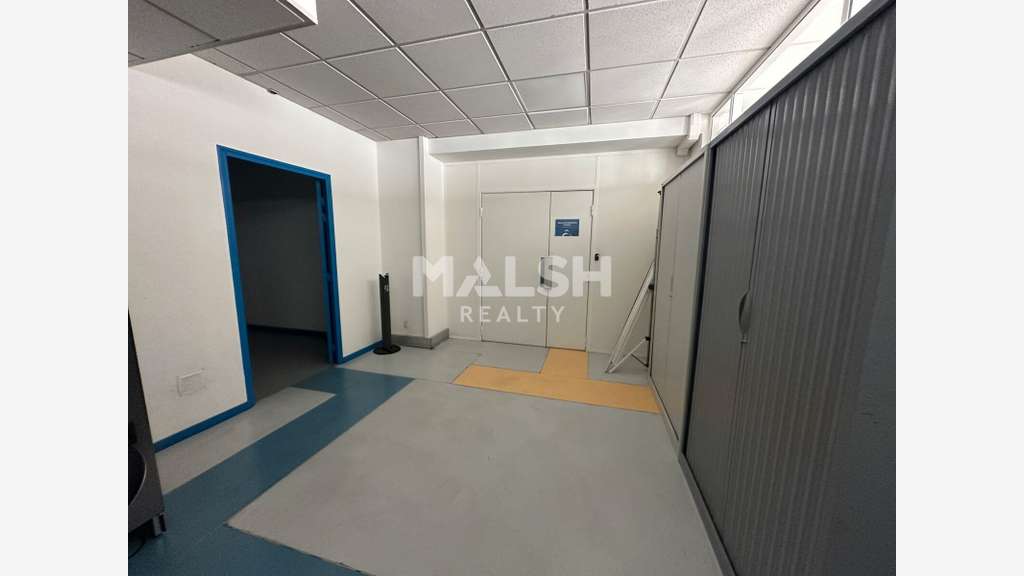 Local à louer 378m² à Lyon 3e métro Place Guichard