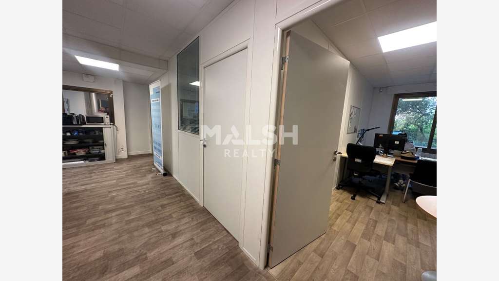 Local à louer 378m² à Lyon 3e métro Place Guichard