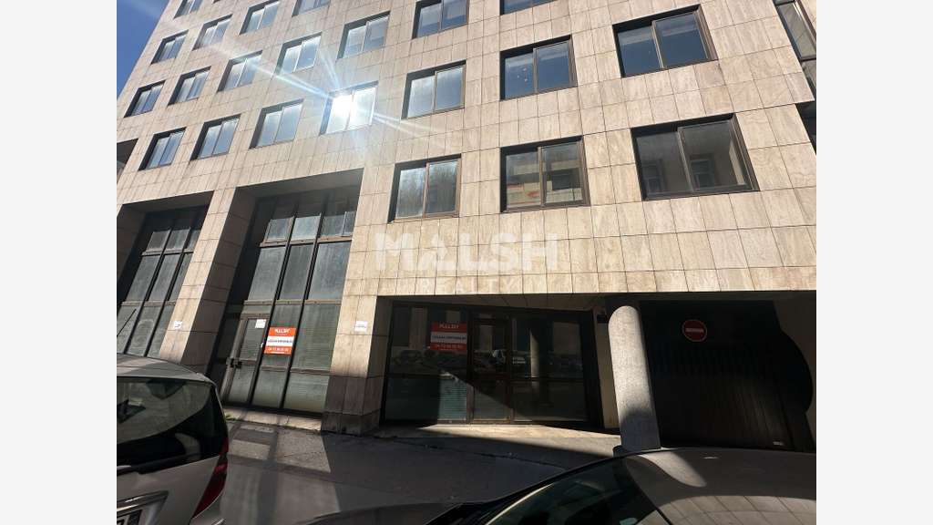 Local à louer 378m² à Lyon 3e métro Place Guichard
