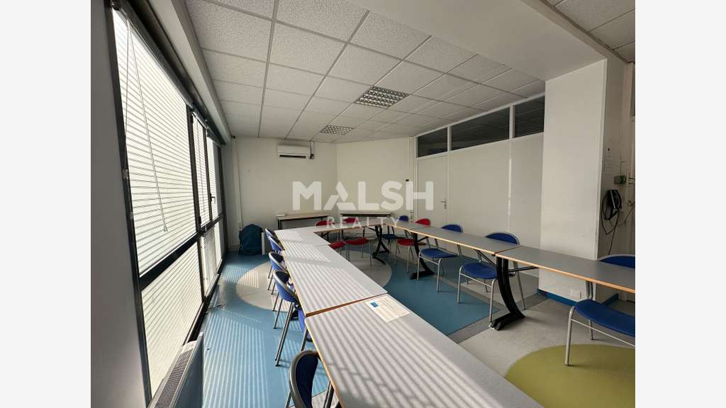 Local à louer 378m² à Lyon 3e métro Place Guichard