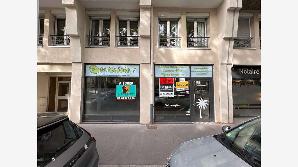 Loue local commercial 94m² place Guichard à Lyon