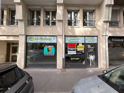 Loue local commercial 94m² place Guichard à Lyon