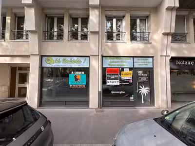 Loue local commercial 94m² place Guichard à Lyon