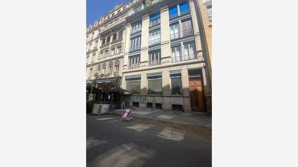 A louer local commercial 87m² quartier dynamique