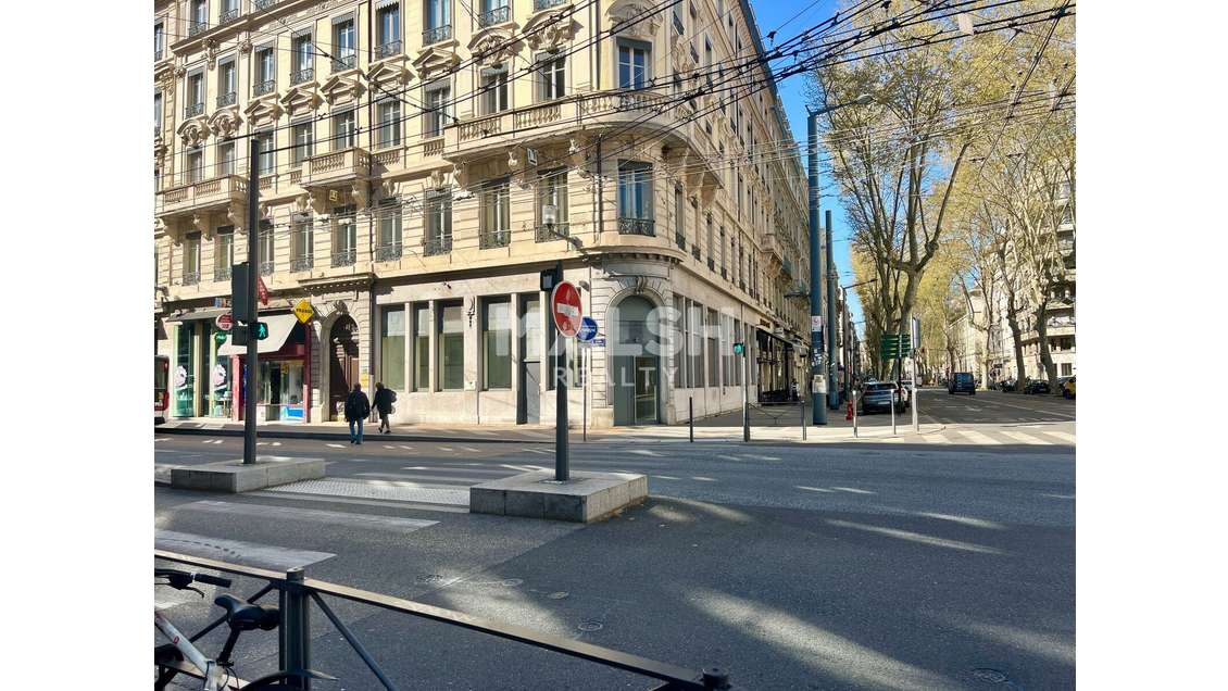 LOCAL COMMERCIAL À LOUER - 244 m² - LYON 6