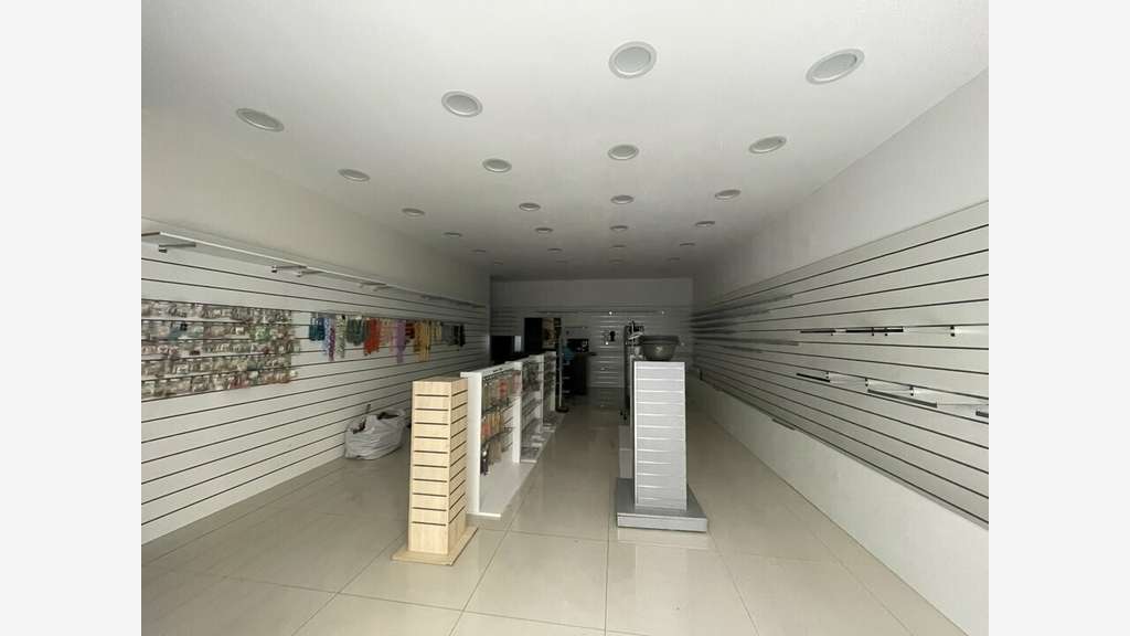 A louer local commercial 90m² empl N°1 à Lyon 6e