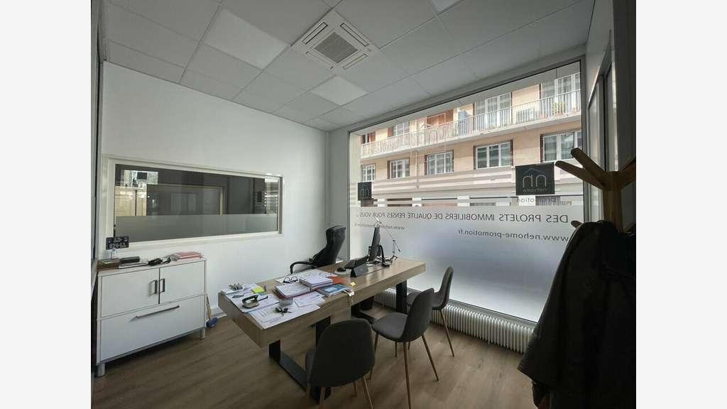 A louer local  173m² vitrine en angle à Lyon 6e