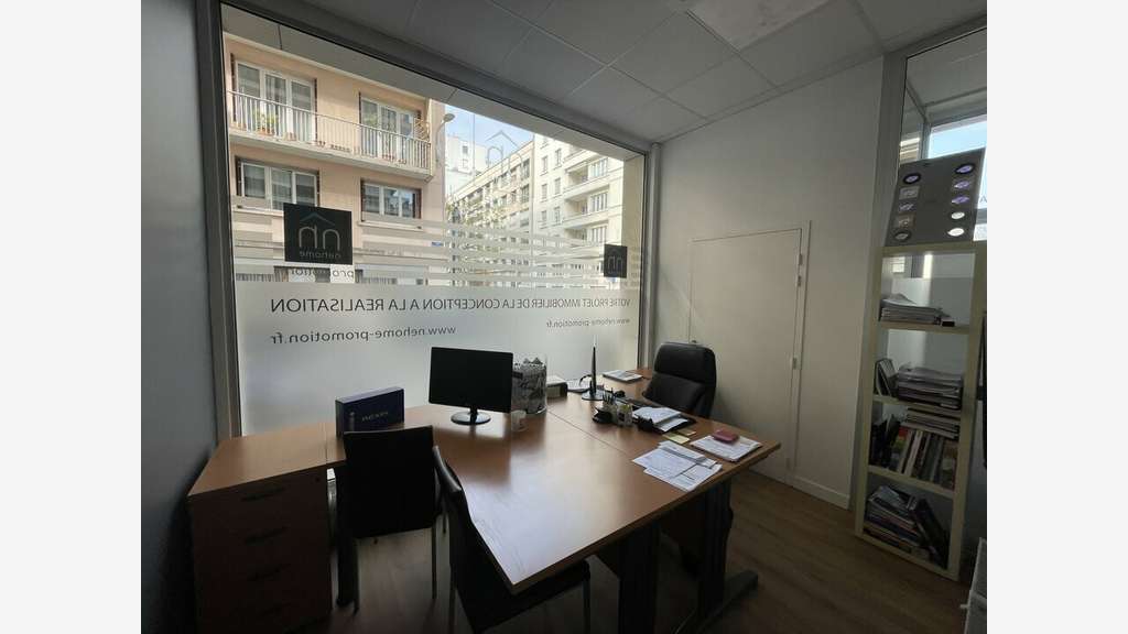 A louer local  173m² vitrine en angle à Lyon 6e