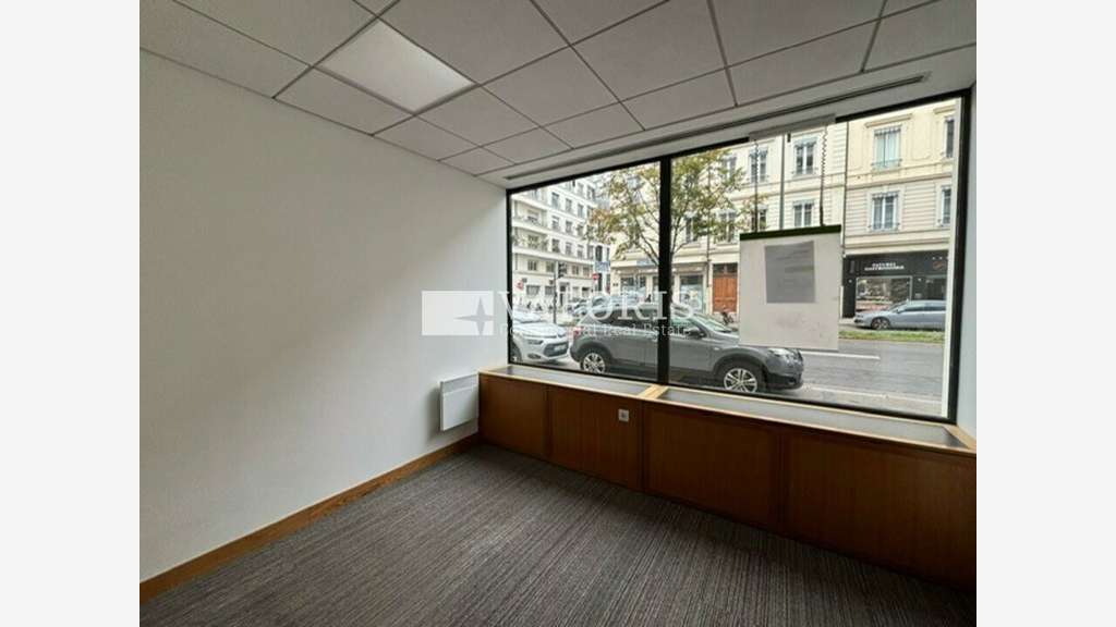 A louer local commercial 189m² axe passant Lyon 6e