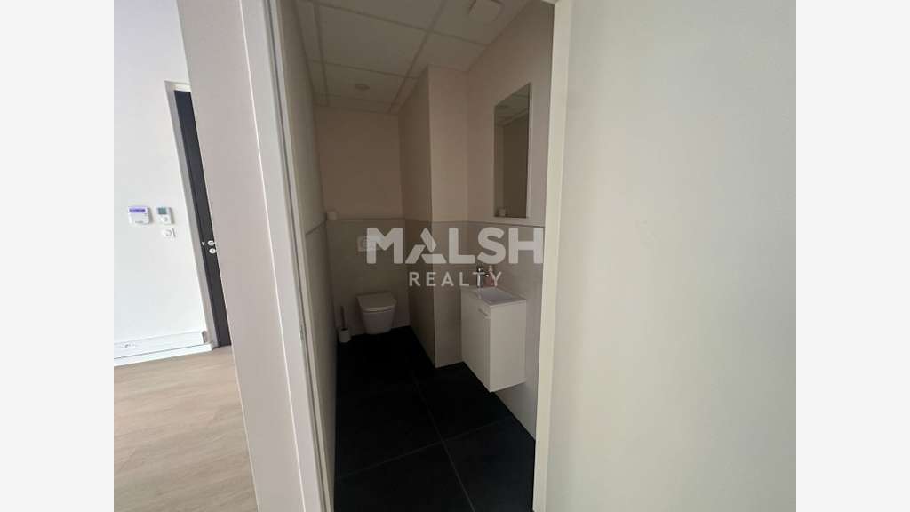 LOCAL COMMERCIAL À LOUER - 63 m² + COUR PRIVATIVE