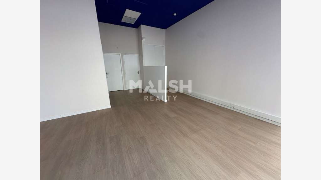 LOCAL COMMERCIAL À LOUER - 63 m² + COUR PRIVATIVE
