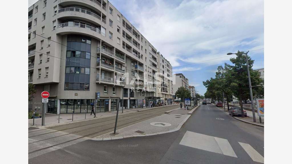 A louer local commercial 71m² à Lyon 7e