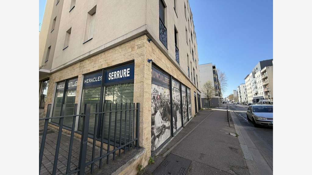 A louer local commercial 120m² Lyon 7e Jean Macé