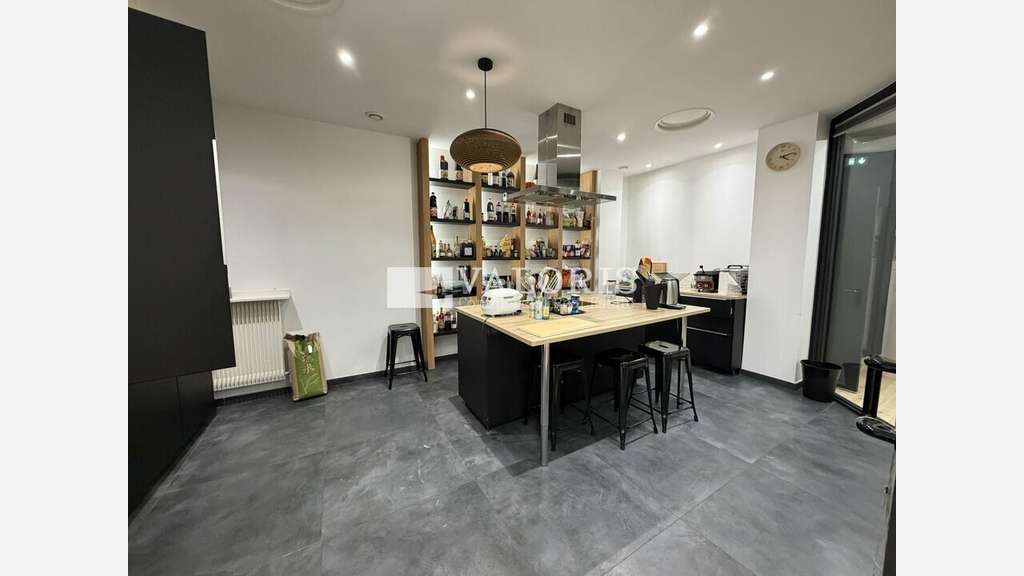 A louer local commercial 101m²  empl strat Lyon 7e