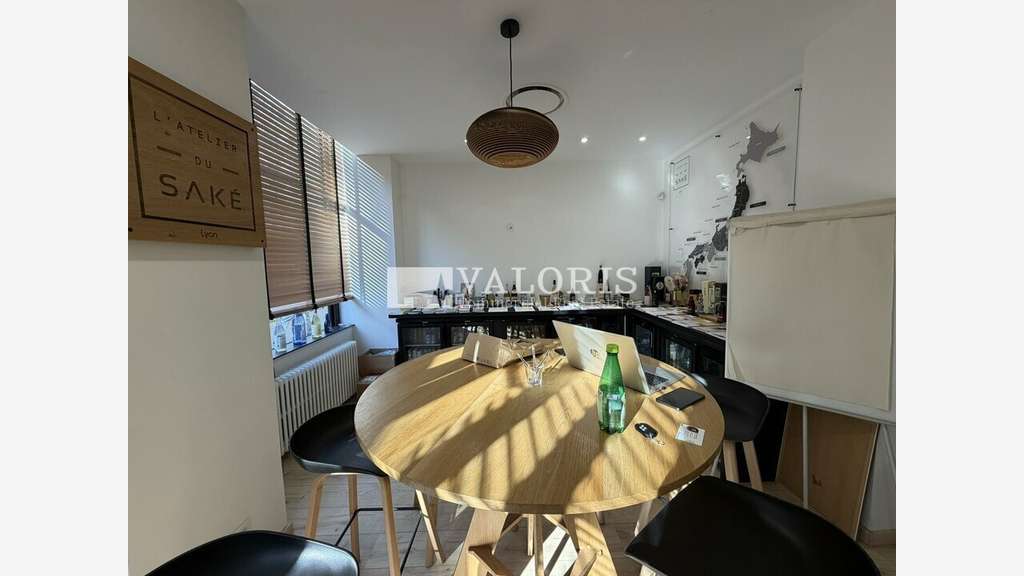 A louer local commercial 101m²  empl strat Lyon 7e