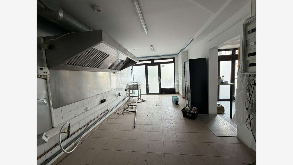 A louer local commercial 88m² angle de rue Lyon 7e