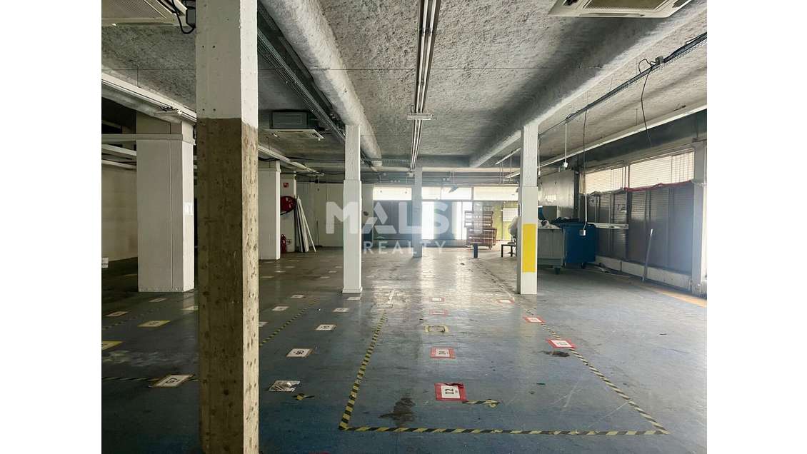 Location local commercial 574m² à Lyon 8e