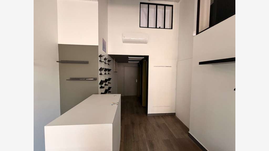 Local commercial de 68m² à louer à Lyon 69008