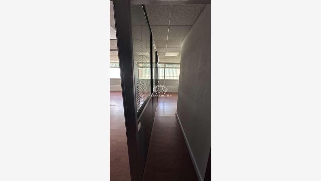 Local commercial / service 124m² à louer à Lyon 8