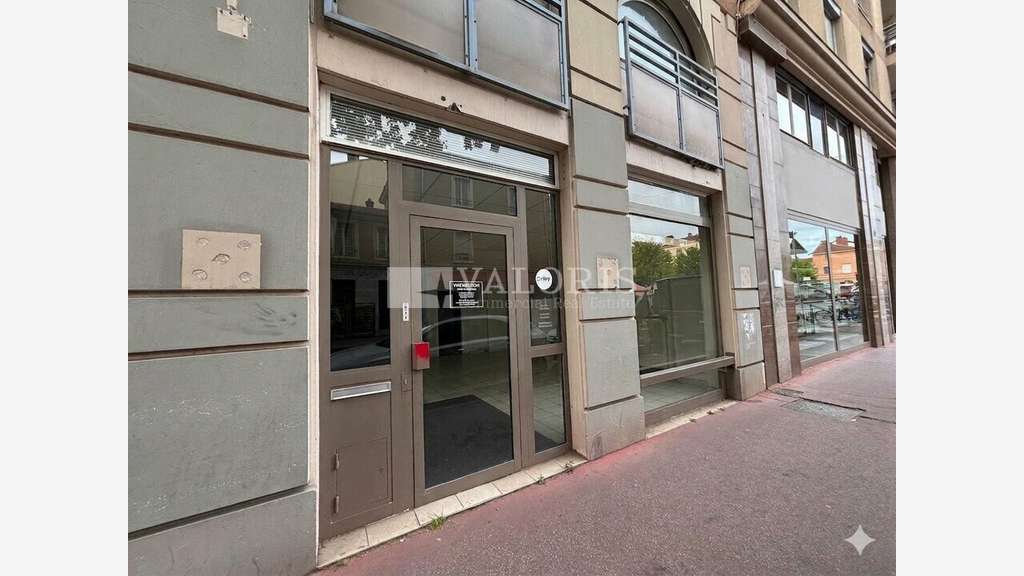 A louer local commercial 250m² Lyon 8e Montplaisir