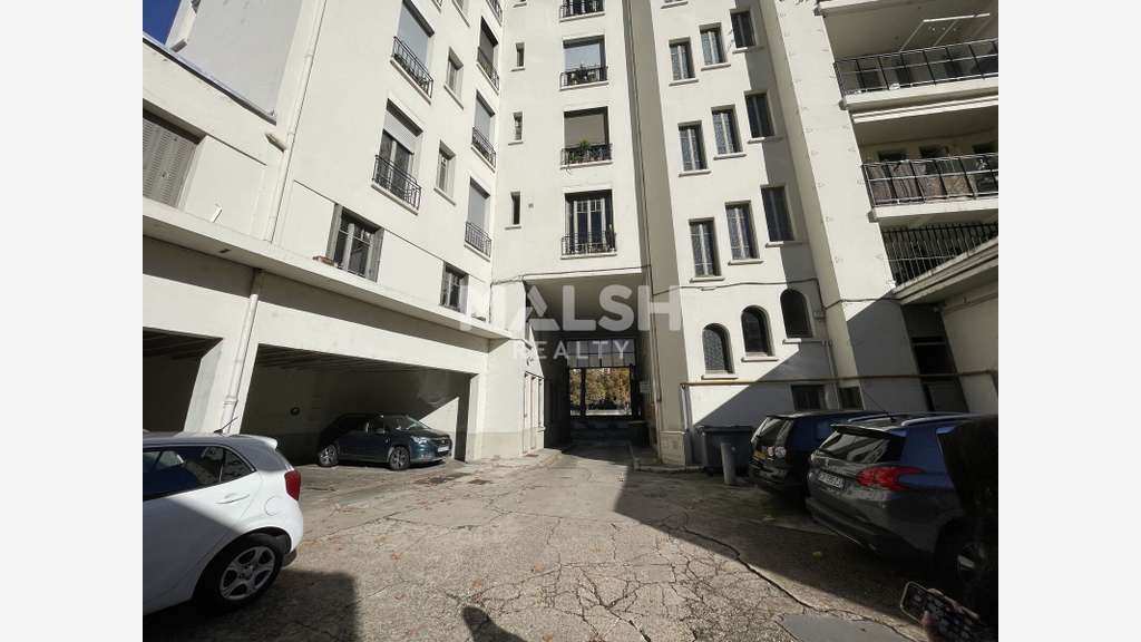 A louer + droit d'entrée local 445m² R+1 à Lyon 9e