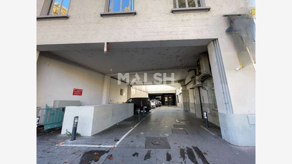 A louer + droit d'entrée local 445m² R+1 à Lyon 9e