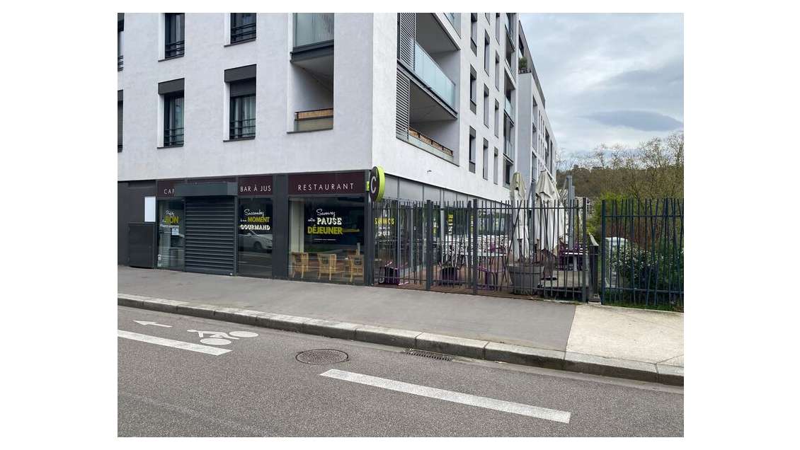 A louer local avec gaine d'extraction à Lyon 9e