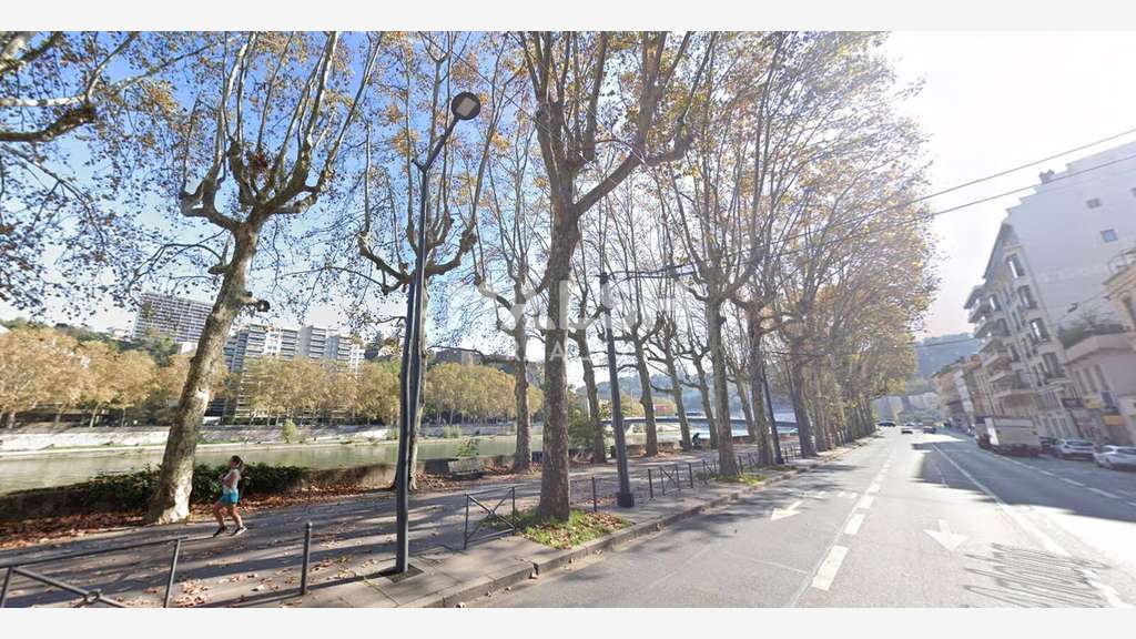 Local commercial à louer 74m² Lyon 9e quai Arloing