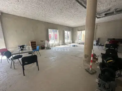LOCAL À LOUER - 187 m² - LYON 9