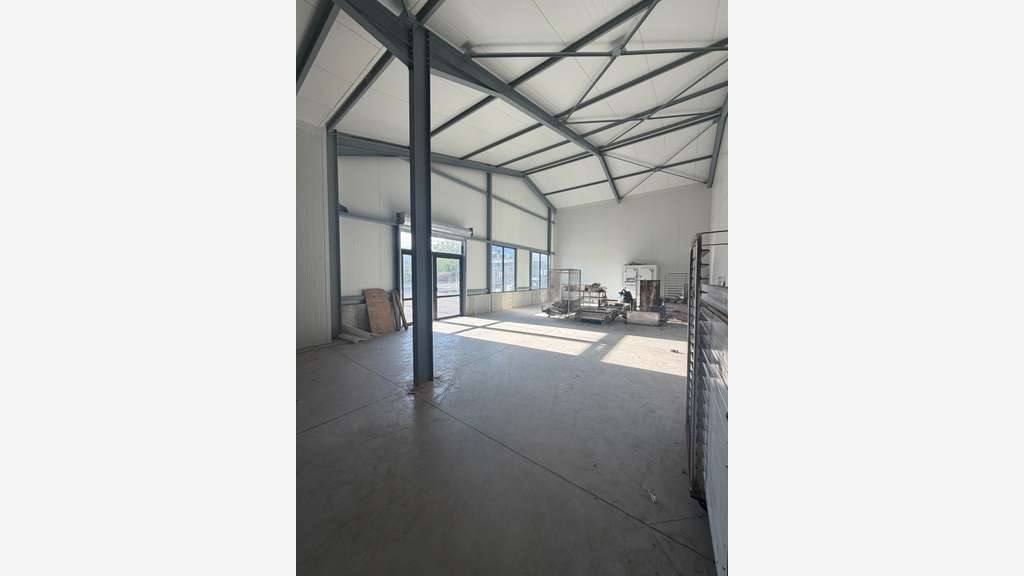 Local commercial 250m² à louer proche Macon (71)