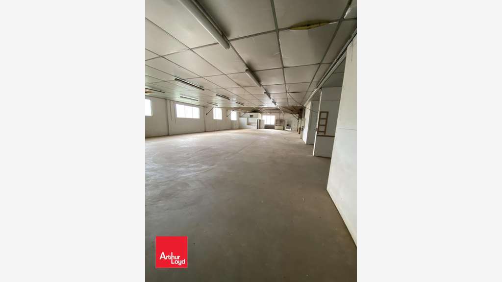 Loue local d'activités stockage 834m² Saint-Piat