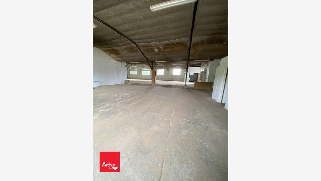 Loue local d'activités stockage 834m² Saint-Piat