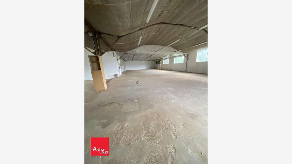 Loue local d'activités stockage 834m² Saint-Piat