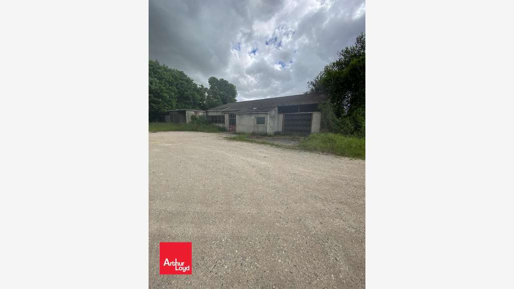 Loue local d'activités stockage 834m² Saint-Piat