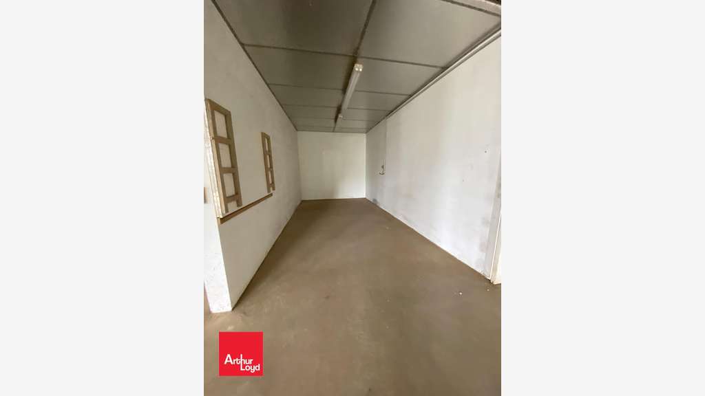 Loue local d'activités stockage 834m² Saint-Piat