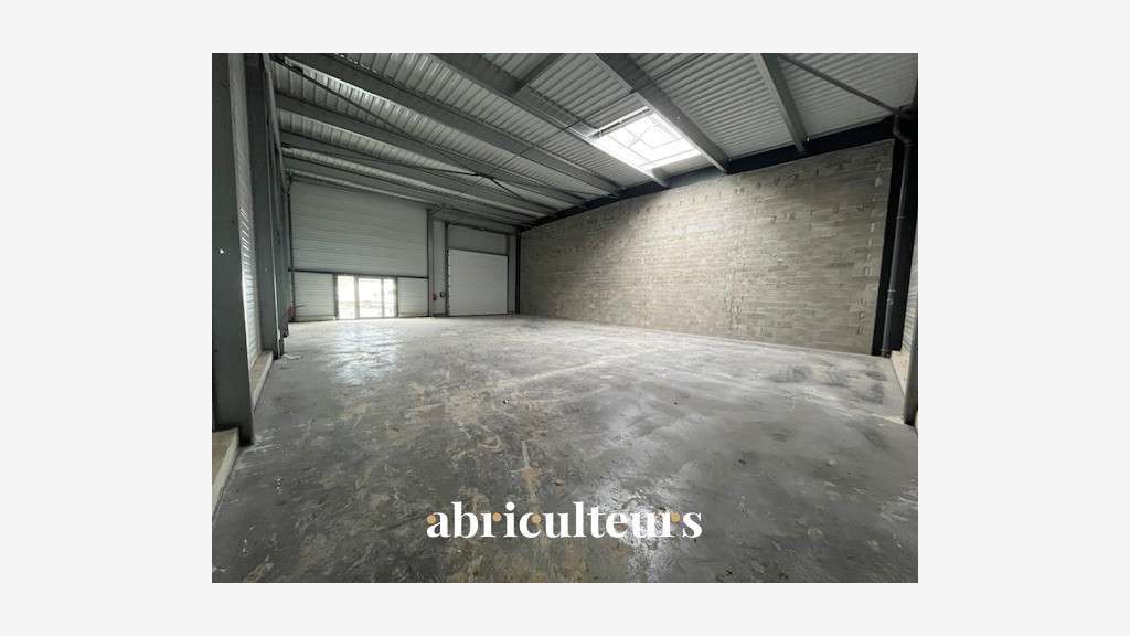 Local d'activité de 210 m² en location à Chartres