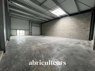 Local d'activité de 210 m² en location à Chartres